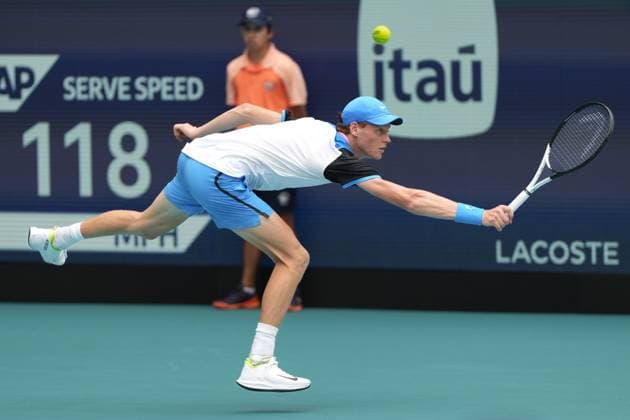 MIAMI GARDENS, FL - MARCH 27: Jannik Sinner (ITA) in action at the Miami Open on March 27, 2024, at Hard Rock Stadium in Miami Gardens, FL. (Photo by Andrew Patron Icon Sportswire) TENNIS: MAR 27 Miami Open EDITORIAL USE ONLY Icon2403270537