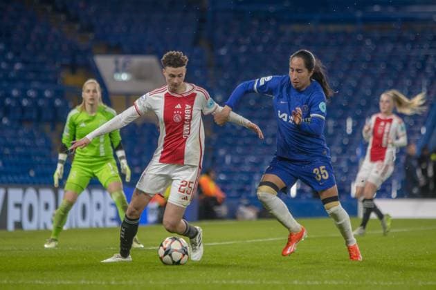Stamford Bridge, London, England, 27th March 2024: Kay-Lee de Sanders (25 Ajax) and Mayra Ramirez (35 Chelsea) in action during the UEFA Womens Champions League game between Chelsea and Ajax at Stamford Bridge, London. (Tom Phillips SPP) Copyright: xTomxPhillips SPPx spp-en-ToPh-IMG_4477