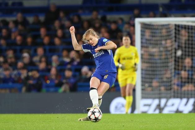 Sport Bilder des Tages 27th March 2024; Stamford Bridge, London, England: UEFA Womens Champions League Football, Chelsea versus Ajax; Sjoeke Nusken of Chelsea passes into midfield  ActionPlus12622368 KatiexChan