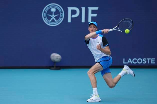 March 27, 2024, Miami, Florida, USA: Jannik Sinner (Italy) hits a forehand against Tomas Machac (Czech Republic) during the quarterfinals of menÃ¢â‚¬â ¢s singles at the Miami Open tennis tournament. Sinner won the match 6-4, 6-2. Miami USA - ZUMAd212 20240327_zsp_d212_063 Copyright: xRichardxDolex