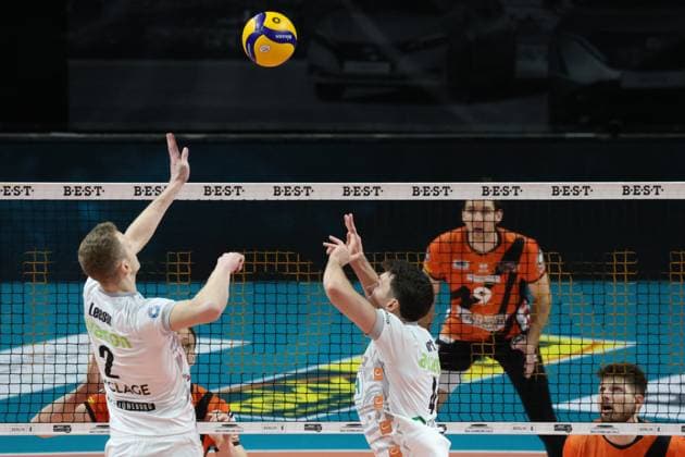 DEU, DVV, 1.VBL, BR Volleys vs. SVG Lueneburg, 27.03.2024, Max-Schmeling-Halle, Berlin, DEU, DVV, 1.VBL, BR Volleys vs. SVG Lueneburg, im Bild Blake Leeson (Lueneburg 2), Maxwell Elgert (Lueneburg 4) Foto: Juergen Engler nordphoto GmbH