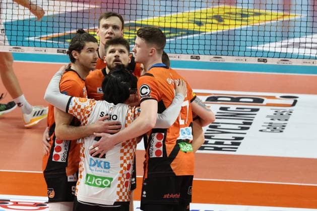 DEU, DVV, 1.VBL, BR Volleys vs. SVG Lueneburg, 27.03.2024, Max-Schmeling-Halle, Berlin, DEU, DVV, 1.VBL, BR Volleys vs. SVG Lueneburg, im Bild BR Volleys-Spielerkreis, Timothee Carle (BR Volleys 9), Ruben Schott (BR Volleys 13), Marek Sotola (BR Volleys 17), Satoshi Tsuiki (BR Volleys 2), Timo Tammemaa (BR Volleys 4) Foto: Juergen Engler nordphoto GmbH