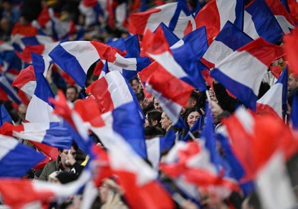 FUSSBALL INTERNATIONAL Testspiel in Lyon Frankreich - Deutschland 23.03.2023 Frankreich Fans schwenkeln fanzoesische Nationalfahnen vor dem Spiel