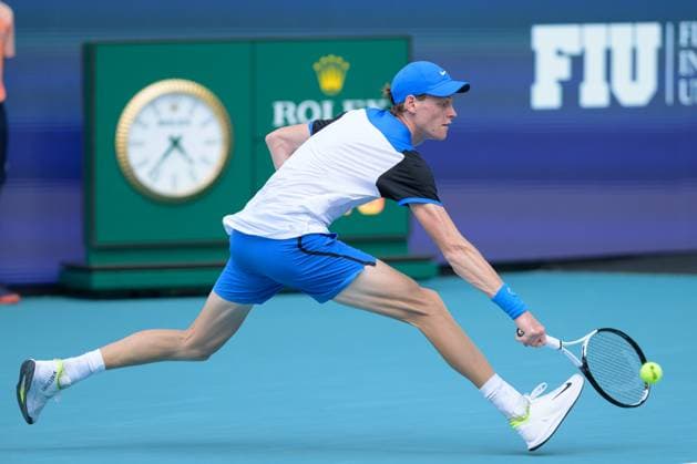 MIAMI GARDENS, FL - MARCH 27: Jannik Sinner (Italy) on the court during men™s singles quarter finals at the Miami Open, on March 27, 2024 at Hard Rock Stadium in Miami Gardens, FL. (Photo by Michele Eve Sandberg Icon Sportswire) TENNIS: MAR 27 Miami Open EDITORIAL USE ONLY Icon2403270579