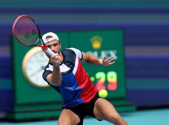 March 27, 2024, Miami Gardens, Florida, United States Of America: MIAMI GARDENS, FLORIDA - MARCH 27: Jannik Sinner of Italy defeats Tomas Machac of the Czech Republic at the net after defeating him on Day 12 of the Miami Open at Hard Rock Stadium on March 27, 2024 in Miami Gardens, Florida. ....People: Tomas Machac Miami Gardens United States Of America - ZUMAs214 20240327_ada_s214_035 Copyright: xSMGx