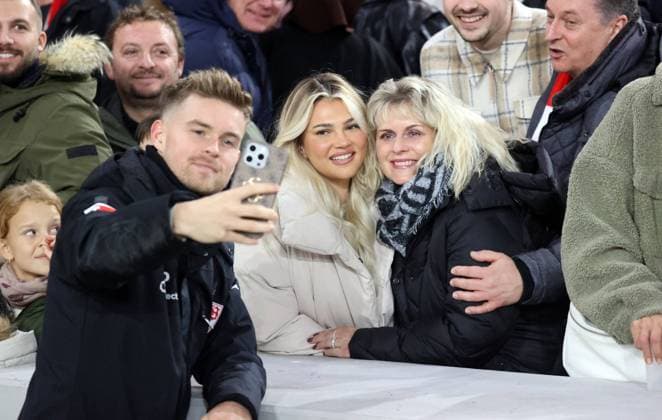 10.12.23 VfB Stuttgart - Bayer 04 Leverkusen Deutschland, Stuttgart, 10.12.2023, Fussball, Bundesliga, VfB Stuttgart - Bayer 04 Leverkusen: Maximilian Mittelstädt (VfB Stuttgart) mit Freundin Lea Prinz und Familie.