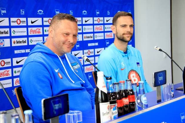 DEU, DFL, 2. FBL Hertha BSC, PK, 28.03.2024, Sportforum, Berlin, DEU, DFL, 2. FBL Hertha BSC, PK, im Bild Cheftrainer Pal Dardai (Hertha BSC Berlin), Marius Gersbeck (Hertha BSC Berlin 35) DFL - regulations prohibit any use of Photographs as image sequences and or quasi-video Foto: Juergen Engler nordphoto GmbH