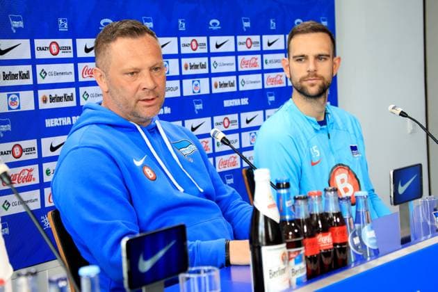 DEU, DFL, 2. FBL Hertha BSC, PK, 28.03.2024, Sportforum, Berlin, DEU, DFL, 2. FBL Hertha BSC, PK, im Bild Cheftrainer Pal Dardai (Hertha BSC Berlin), Marius Gersbeck (Hertha BSC Berlin 35) DFL - regulations prohibit any use of Photographs as image sequences and or quasi-video Foto: Juergen Engler nordphoto GmbH