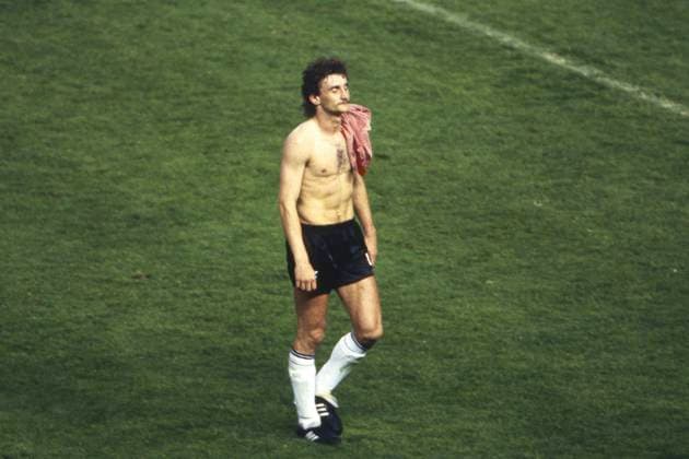 Rudi VOELLER (Völler), geht nach dem Spiel vom Platz, enttaeuscht, enttäuscht, Enttäuschung, Enttaeuschung Deutschland (GER) - Spanien (ESP) 0:1, 20.06.1984 in Paris, Fussball Europameisterschaft EM 1984 Frankreich Â *** Rudi VOELLER Völler , walks off the pitch after the game, disappointed, disappointed, disappointment, disappointment Germany GER Spain ESP 0 1, 20 06 1984 in Paris, European Football Championship EM 1984 France Â