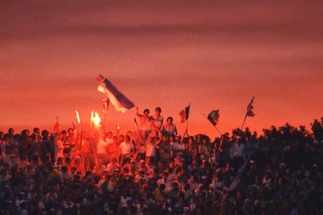 Archivbilder der Woche SPORT KW13 Fans zuenden Pyrotechnik, Pyro, Feuerwerk, Brandsatz, Leuchtfackel allgemein, feature, Randmotiv, Symbolfoto Halbfinale: Frankreich (FRA) - Portugal (POR) 3:2 n.V., 23.06.1984 in Marseille, Fussball Europameisterschaft EM 1984 Frankreich Â *** Fans send pyrotechnics, pyro, fireworks, incendiary device, flare in general, feature, border motif, symbol photo semi-final France FRA Portugal POR 3 2 n V , 23 06 1984 in Marseille, European Football Championship 1984 France Â