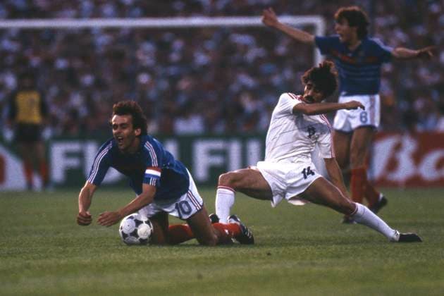 Michel PLATINI (FRA) wird von Antonio FRASCO (POR) gefoult, Aktion, Zweikampf, Halbfinale: Frankreich (FRA) - Portugal (POR) 3:2 n.V., 23.06.1984 in Marseille, Fussball Europameisterschaft EM 1984 Frankreich Â