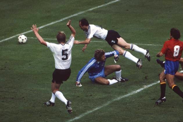 v.l. Bernd FOERSTER (Förster), Torwart Harald Toni SCHUMACHER und Uli STIELIKE (alle GER), Aktion, Strafraumszene, Deutschland (GER) - Spanien (ESP) 0:1, 20.06.1984 in Paris, Fussball Europameisterschaft EM 1984 Frankreich Â