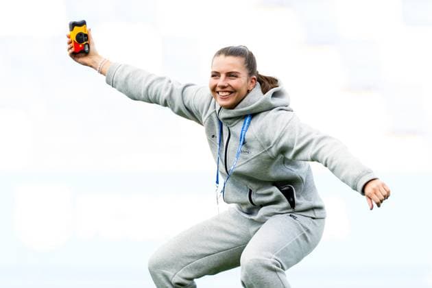 240328 Cecilie Redisch Kvamme of Brann takes a selfie ahead of the UEFA Women s Champions League quarterfinal football match between Barcelona and Brann on March 28, 2024 in Barcelona. Photo: Vegard Grott BILDBYRAN kod VG VG0589 bbeng champions league mesterligaen dam football fotball fotboll soccer barcelona barca brann kvartfinale quarter final tfk womens champions league brann kvinner Copyright: VEGARDxGRoTT BB240328VG006