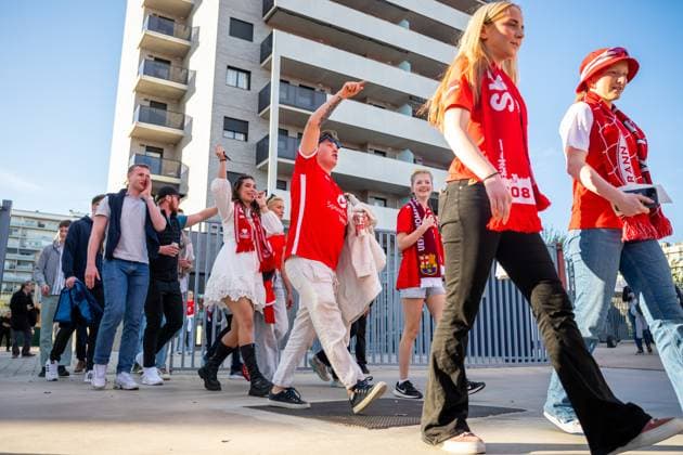 240328 Fans of Brann arrive ahead of the UEFA Women s Champions League quarterfinal football match between Barcelona and Brann on March 28, 2024 in Barcelona. Photo: Vegard Grott BILDBYRAN kod VG VG0589 bbeng champions league mesterligaen dam football fotball fotboll soccer barcelona barca brann kvartfinale quarter final tfk womens champions league brann kvinner publik Copyright: VEGARDxGRoTT BB240328VG011