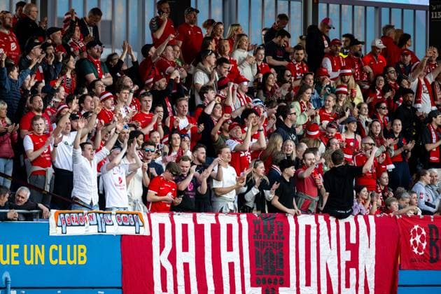 240328 Fans of Brann ahead of the UEFA Women s Champions League quarterfinal football match between Barcelona and Brann on March 28, 2024 in Barcelona. Photo: Vegard Grott BILDBYRAN kod VG VG0589 bbeng champions league mesterligaen dam football fotball fotboll soccer barcelona barca brann kvartfinale quarter final tfk women s champions league publik Copyright: VEGARDxGRoTT BB240328VG014