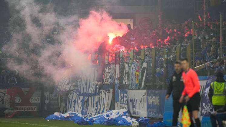 Sport Themen der Woche KW13 28.03.2024, Hänsch-Arena, Meppen, GER, NFV-Pokalfinale: SV Meppen vs BW Lohne, Meppener Pyrotechnik, DFL REGULATIONS PROHIBIT ANY USE OF PHOTOGRAPHS AS IMAGE SEQUENCES AND OR QUASI-VIDEO. Meppen Niedersachsen Germany Hänsch-Arena *** 28 03 2024, Hänsch Arena, Meppen, GER, NFV Pokalfinale SV Meppen vs BW Lohne, Meppener Pyrotechnik, DFL REGULATIONS PROHIBIT ANY USE OF PHOTOGRAPHS AS IMAGE SEQUENCES AND OR QUASI VIDEO Meppen Niedersachsen Germany Hänsch Arena