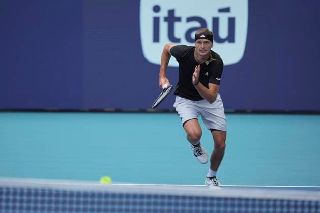 March 28, 2024, Miami, Florida, USA: Alexander Zverev (Germany) runs toward a drop shot against Fabian Marozsan (Hungary) during the quarterfinals of menÃ¢â‚¬â ¢s singles at the Miami Open tennis tournament. Zverev won the match 6-3, 7-5. Miami USA - ZUMAd212 20240328_zsp_d212_033 Copyright: xRichardxDolex