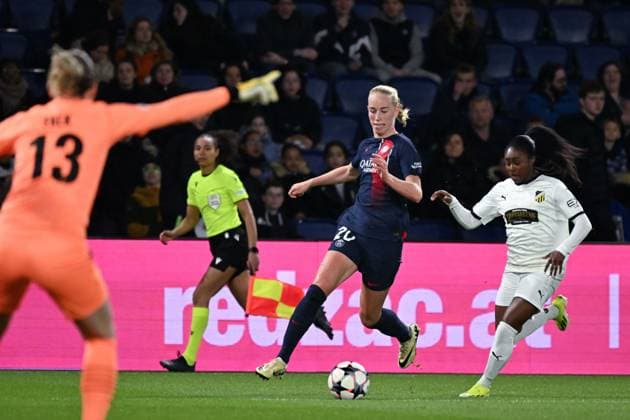 Fußball, CL Frauen, Paris St. Germain - BK Häcken Amalie Vangsgaard (20 - PSG ) and Monica Jusu Bah ( 7 - Hacken ) during the UEFA Women s Champions League match between PSG and BK Hacken FF at Parc des Princes on March 28, 2024 in Paris, France. ( Photo by federico pestellini panoramic ) - FOOTBALL : PSG vs Hacken - Ligue des Champions Feminine - 28 03 2024 FedericoPestellini Panoramic 