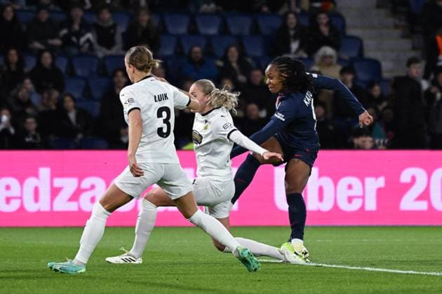 Fußball, CL Frauen, Paris St. Germain - BK Häcken Marie Antoinette Katoto ( 9 - PSG ) , Aivi Luik ( 3 - Hacken ) and Elma Junttila Nelhage ( 19 - Hacken ) during the UEFA Women s Champions League match between PSG and BK Hacken FF at Parc des Princes on March 28, 2024 in Paris, France. ( Photo by federico pestellini panoramic ) - FOOTBALL : PSG vs Hacken - Ligue des Champions Feminine - 28 03 2024 FedericoPestellini Panoramic 