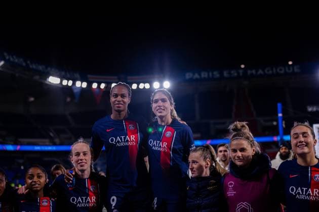 Paris, France Marie-Antoinette Katoto (9 PSG) and Korbin Albert (24 PSG) celebrate with the fan after the UEFA Womens Champions League game between Paris Saint-Germain and BK Hacken at Parc des Princes in Paris, France. (Pauline FIGUET SPP) Copyright: xPaulinexFIGUETx xSPPx spp-en-PaFiSp-PF_PSGvBKH644