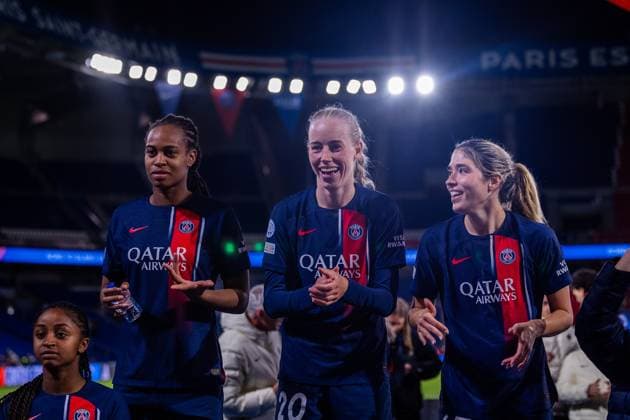 Sport Bilder des Tages Paris, France Marie-Antoinette Katoto (9 PSG) Amalie Vangsgaard (20 PSG) and Korbin Albert (24 PSG) celebrate with the fan after the UEFA Womens Champions League game between Paris Saint-Germain and BK Hacken at Parc des Princes in Paris, France. (Pauline FIGUET SPP) Copyright: xPaulinexFIGUETx xSPPx spp-en-PaFiSp-PF_PSGvBKH648