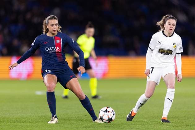 240328 Eva Gaetino of Paris Saint Germain and Anna Csiki of Häcken during the UEFA Women s Champions League football match quarterfinal two between Paris Saint Germain and Häcken on March 28, 2024 in Paris. Photo: Michael Erichsen BILDBYRAN COP 89 MI0635 bbeng champions league dam football fotball fotboll häcken kvartsfinal paris saint germain quarterfinal quarterfinals soccer Copyright: MICHAELxERICHSEN BB240328MI143