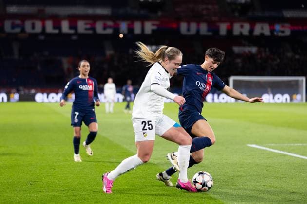 240328 Elisa De Almeida of Paris Saint Germain and Alice Bergström of Häcken during the UEFA Women s Champions League football match quarterfinal two between Paris Saint Germain and Häcken on March 28, 2024 in Paris. Photo: Michael Erichsen BILDBYRAN COP 89 MI0635 bbeng champions league dam football fotball fotboll häcken kvartsfinal paris saint germain quarterfinal quarterfinals soccer Copyright: MICHAELxERICHSEN BB240328MI157