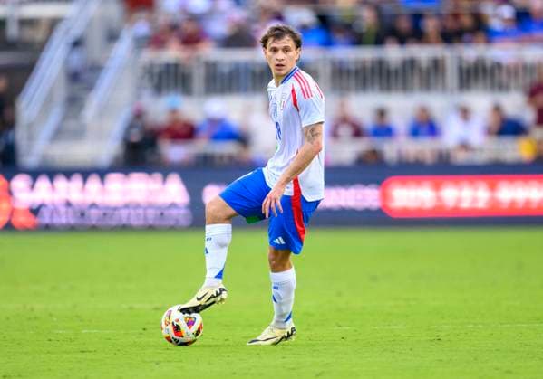FT. LAUDERDALE, FL - MARCH 21: Italy midfielder Nicolo Barella controls the ball during the Italy vs. Venezuela International Friendly, Länderspiel, Nationalmannschaft match on March 21, 2024, at Chase Stadium in Fort Lauderdale, Fla. (Photo by Doug Murray Icon Sportswire) SOCCER: MAR 21 Italy vs Venezuela EDITORIAL USE ONLY Icon79620240321072