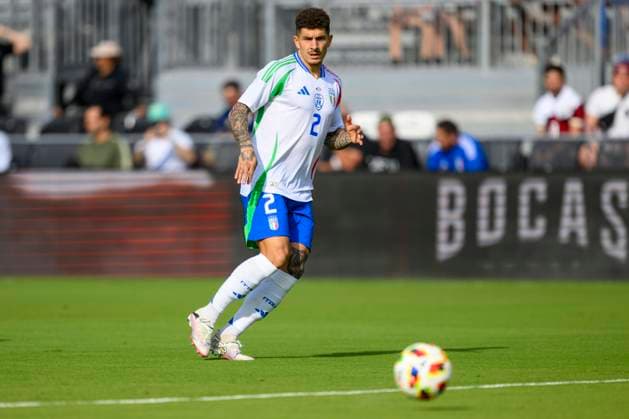 FT. LAUDERDALE, FL - MARCH 21: Italy defender Giovanni Di Lorenzo (2) kicks the ball during the Italy vs. Venezuela International Friendly, Länderspiel, Nationalmannschaft match on March 21, 2024, at Chase Stadium in Fort Lauderdale, Fla. (Photo by Doug Murray Icon Sportswire) SOCCER: MAR 21 Italy vs Venezuela EDITORIAL USE ONLY Icon79620240321094