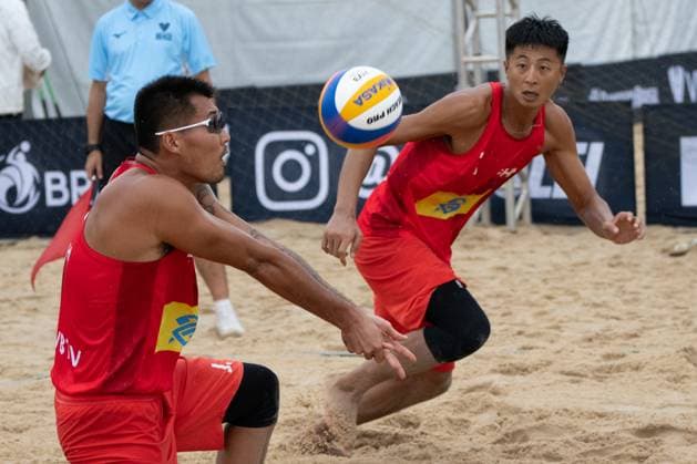 (240329) -- SAQUAREMA, March 29, 2024 -- Wang Yanwei Li Jie (L) of China compete during the men s Preliminary Phase of Qualification between Wang Yanwei Li Jie of China and Marco Krattiger Florian Breer of Switzerland at the World Beach volleyball, Beachvolleyball Pro Tour Challenge 2024 in Saquarema, Brazil, March 28, 2024. ) (SP)BRAZIL-SAQUAREMA-BEACH VOLLEYBALL-WORLD PRO TOUR CHALLENGE 2024 WangxTiancong 