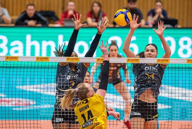 28.03.2024 Suhl- Sporthalle Wolfsgrube Volleyball VfB Suhl LottoThürungen : SC Potsdam vorn Julia Kathryn Brown 14( VfB Suhl Lotto Thüringen ) und hinten Daniela Harbin 03(SCPotsdam) und Anastasia Cekulaev 14(SCPotsdam) Aktion