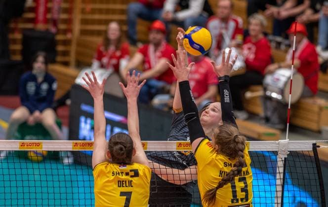 28.03.2024 Suhl- Sporthalle Wolfsgrube Volleyball VfB Suhl LottoThürungen : SC Potsdam hinten Suvi Katrina Kokkonen ( SC Potsdam )und vorn v.l. Jelena Delic 07( VfB Suhl Lotto Thüringen )und Lena Kindermann 13( VfB Suhl Lotto Thüringen ) Aktion
