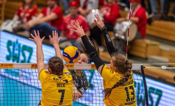 28.03.2024 Suhl- Sporthalle Wolfsgrube Volleyball VfB Suhl LottoThürungen : SC Potsdam vorn Jelena Delic 07( VfB Suhl Lotto Thüringen ) und Lena Kindermann 13( VfB Suhl Lotto Thüringen ) und hinten Suvi Kokkonen 05(SCPotsdam) Aktion