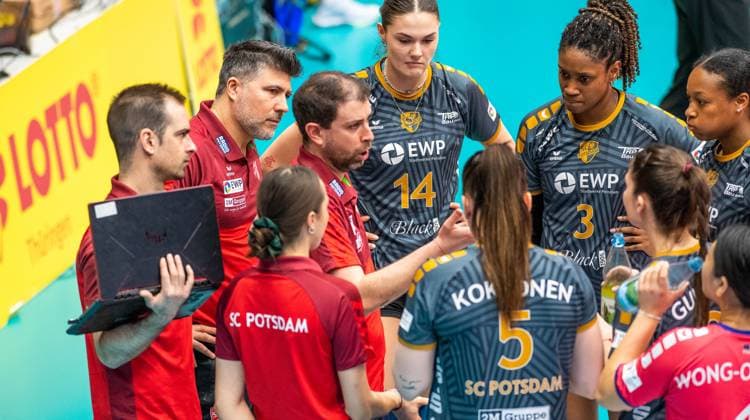 28.03.2024 Suhl- Sporthalle Wolfsgrube Volleyball VfB Suhl LottoThürungen : SC Potsdam - Cheftrainer Riccardo Boieri 99 (SCPotsdam) gibt Anweisungen - Aktion