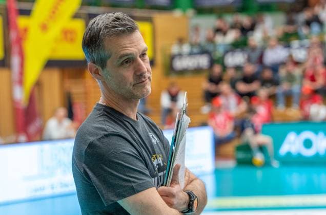 28.03.2024 Suhl- Sporthalle Wolfsgrube Volleyball VfB Suhl LottoThürungen : SC Potsdam --Trainer Laszlo Hollosy 99( VfB Suhl Lotto Thüringen ) Aktion
