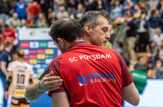 28.03.2024Suhl- Sporthalle Wolfsgrube Volleyball VfB Suhl LottoThürungen : SC Potsdam --Trainer Laszlo Hollosy 99( VfB Suhl Lotto Thüringen ) und Potsdams Trainer Cheftrainer Riccardo Boieri 99 (SCPotsdam) Aktion