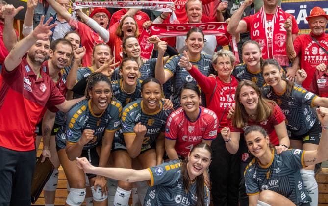 28.03.2024 Suhl- Sporthalle Wolfsgrube Volleyball VfB Suhl LottoThürungen : SC Potsdam --Potsdam feiert Sieg in Suhl - Aktion