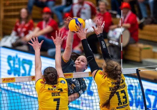 28.03.2024 Suhl- Sporthalle Wolfsgrube Volleyball VfB Suhl LottoThürungen : SC Potsdam vorn Jelena Delic 07( VfB Suhl Lotto Thüringen ) und Lena Kindermann 13( VfB Suhl Lotto Thüringen ) und hinten Suvi Kokkonen 05(SCPotsdam) Aktion