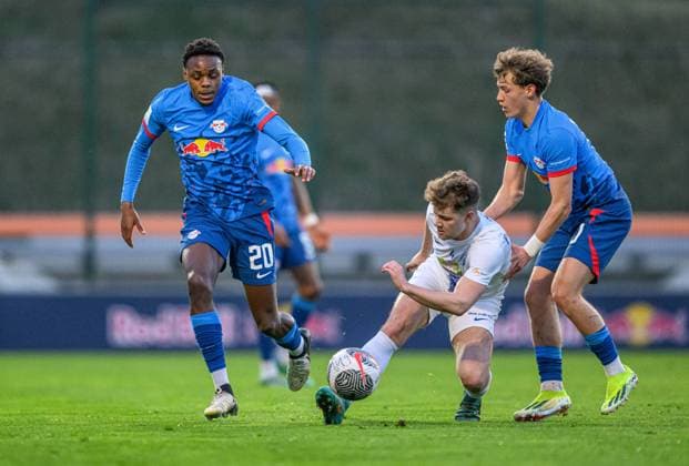 Leipzigs Chilohem Onuoha und Laurin Schoessler mit Eilenburgs Nils Tzeuschner. Fussball Testspiel: RB Leipzig U19 - FC Eilenburg 20. Maerz 2024: Leipzig, Red Bull Akademie. Testspiel RB Leipzig U19 - FC Eilenburg *** Leipzigs Chilohem Onuoha and Laurin Schoessler with Eilenburgs Nils Tzeuschner Soccer test match RB Leipzig U19 FC Eilenburg 20 March 2024 Leipzig, Red Bull Academy Test match RB Leipzig U19 FC Eilenburg