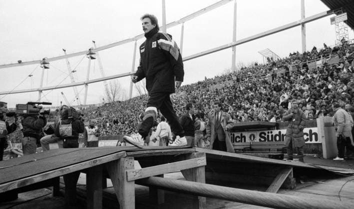Archivbilder der Woche SPORT KW13 21.11.92 VfB Stuttgart - Borussia Dortmund Deutschland, Stuttgart, 21.11.1992, Fussball, Bundesliga, VfB Stuttgart - Borussia Dortmund (1:0): Christoph Daum (Trainer VfB Stuttgart); Baustelle Neckarstadion. *** 21 11 92 VfB Stuttgart Borussia Dortmund Germany, Stuttgart, 21 11 1992, Football, Bundesliga, VfB Stuttgart Borussia Dortmund 1 0 Christoph Daum Coach VfB Stuttgart Construction site Neckarstadion