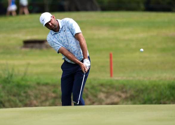 HOUSTON, TX - MARCH 29: Scottie Scheffler (USA) chips the ball on 1 green during Round 2 of the PGA, Golf Herren Texas Children™s Houston Open at Memorial Park Golf Course on March 29, 2024 in Houston, Texas. (Photo by Leslie Plaza Johnson Icon Sportswire) GOLF: NOV 10 PGA Cadence Bank Houston Open EDITORIAL USE ONLY Icon2403290162