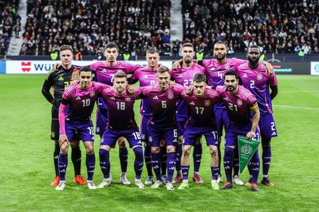 Fussball, Nationalmannschaft Saison 2023 24 UEFA Länderspiel Deutschland - Niederlande 26.03.2024, Deutsche Bank Park Teamfoto Deutschland Hinten: +d1+ Kai Havertz (Deutschland, 7) Toni Kroos (Deutschland, 8) Robert Andrich (Deutschland, 23) Jonathan Tah (Deutschland, 4) Antonio Rüdiger (Deutschland, 2) Vorne: Jamal Musiala (Deutschland, 10) Maximilian Mittelstädt (Deutschland, 18) Joshua Kimmich (Deutschland, 6) Florian Wirtz (Deutschland, 17) Ilkay Gündogan (Deutschland, 21) Deutsche Bank Park DFB Campus Hessen Deutschland