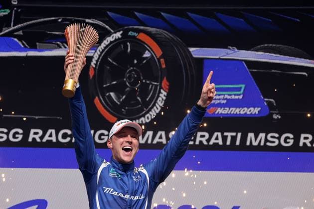Sport Themen der Woche KW13 Sport Bilder des Tages Maximilian Günter (GER) Sieger des Tokio E- Prix in Jubelpose auf dem Podium, 30.03.2024, FIA Formel E Weltmeisterschaft, Saison 10, Japan, Rennen *** Maximilian Günter GER Winner of the Tokyo E Prix in jubilant pose on the podium, 30 03 2024, FIA Formula E World Championship, Season 10, Japan, Race