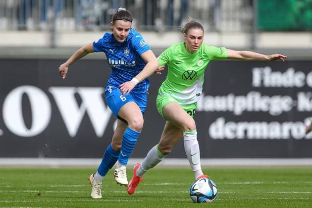 Sport Themen der Woche KW13 Sport Bilder des Tages v.li.: Katharina Piljic (SGS Essen, 6) und Jule Brand (VfL Wolfsburg, 29) im Zweikampf, Duell, Dynamik, Aktion, Action, Spielszene, DIE DFB-RICHTLINIEN UNTERSAGEN JEGLICHE NUTZUNG VON FOTOS ALS SEQUENZBILDER UND ODER VIDEOÄHNLICHE FOTOSTRECKEN. DFB REGULATIONS PROHIBIT ANY USE OF PHOTOGRAPHS AS IMAGE SEQUENCES AND OR QUASI-VIDEO., 30.03.2024, Wolfsburg (Deutschland), Fussball, DFB-Pokal Frauen, VfL Wolfsburg - SGS Essen *** from left Katharina Piljic SGS Essen, 6 and Jule Brand VfL Wolfsburg, 29 in a duel, dynamic, action, action, game scene, THE DFB REGULATIONS PROHIBIT ANY USE OF PHOTOGRAPHS AS IMAGE SEQUENCES AND OR QUASI VIDEO , 30 03 2024, Wolfsburg Germany , Football, DFB Cup Women, VfL Wolfsburg SGS Essen xobx