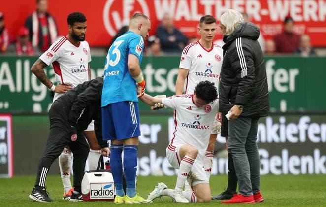 Sport Themen der Woche KW13 Sport Bilder des Tages Takashi Uchino (2, Fortuna Düsseldorf) nach Zusammenprall mit Verletzung im Gesicht 30.03.2024, Fußball, 2. Bundesliga, FC Kaiserslautern - Fortuna Düsseldorf, 27. Spieltag, Saison 2023 24, Fritz Walter Stadion, Kaiserslautern, Deutschland, zmdz, ** DFB & DFL regulations prohibit any use of photographs as image sequences and or quasi-video. ** FC Kaiserslautern - Fortuna Düsseldorf *** Takashi Uchino 2, Fortuna Düsseldorf after collision with facial injury 30 03 2024, Football, 2 Bundesliga, FC Kaiserslautern Fortuna Düsseldorf, Matchday 27, Season 2023 24, Fritz Walter Stadion, Kaiserslautern, Germany, zmdz, DFB DFL regulations prohibit any use of photographs as image sequences and or quasi video FC Kaiserslautern Fortuna Düsseldorf
