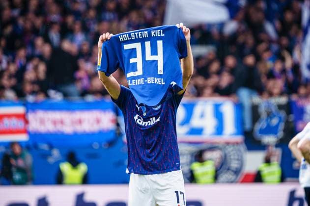 Sport Themen der Woche KW13 Sport Bilder des Tages Timo Becker (Holstein Kiel, 17) haelt Trikot von Colin Kleine-Bekel (Holstein Kiel, 34) hoch nach Tor zum 2:0 Lewis Holtby (Holstein Kiel, 10) GER, Holstein Kiel vs. FC Hansa Rostock, Fussball, 2. Bundesliga, Spieltag 27, Spielzeit 2023 2024, 30.03.2024 DFL REGULATIONS PROHIBIT ANY USE OF PHOTOGRAPHS AS IMAGE SEQUENCES AND OR QUASI-VIDEO GER, Holstein Kiel vs. FC Hansa Rostock, Fussball, 2. Bundesliga, Spieltag 27, Spielzeit 2023 2024, 30.03.2024 Kiel *** Timo Becker Holstein Kiel, 17 haelt Trikot von Colin Kleine Bekel Holstein Kiel, 34 hoch nach Tor zum 2 0 Lewis Holtby Holstein Kiel, 10 GER, Holstein Kiel vs FC Hansa Rostock, Fußball, 2 Bundesliga, Spieltag 27, Matchday 2023 2024, 30 03 2024 DFL REGULATES PROHIBIT ANY USE OF PHOTOGRAPHS AS IMAGE SEQUENCES AND OR QUASI VIDEO GER, Holstein Kiel vs FC Hansa Rostock, Football, 2 Bundesliga, Matchday 27, Matchday 2023 2024, 30 03 2024 Kiel Copyright: xEibner-Pressefoto MarcelxvonxFehrnx EP_MFN