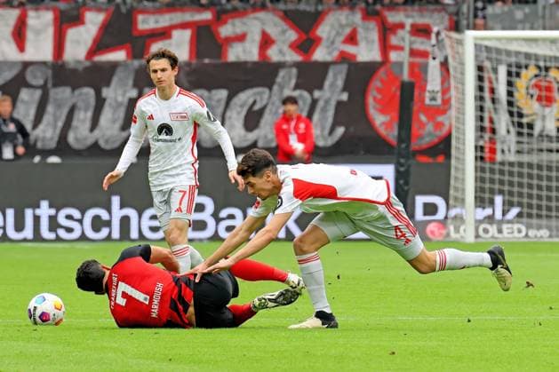 Sport Themen der Woche KW13 Sport Bilder des Tages Frankfurt, Deutschland 30. März 2024: 1. BL - 2023 2024 - Eintracht Frankfurt vs. Union Berlin Im Bild: v. li. im Zweikampf: Omar Marmoush (Frankfurt) gegen Diogo Leite (Berlin). DFB regulations prohibit any use of photographs as image sequences and or quasi-video Deutsche Bank Park Hessen *** Frankfurt, Germany March 30, 2024 1 BL 2023 2024 Eintracht Frankfurt vs Union Berlin In picture from left in duel Omar Marmoush Frankfurt vs Diogo Leite Berlin DFB regulations prohibit any use of photographs as image sequences and or quasi video Deutsche Bank Park Hessen Copyright: xFotostandx xRacochax