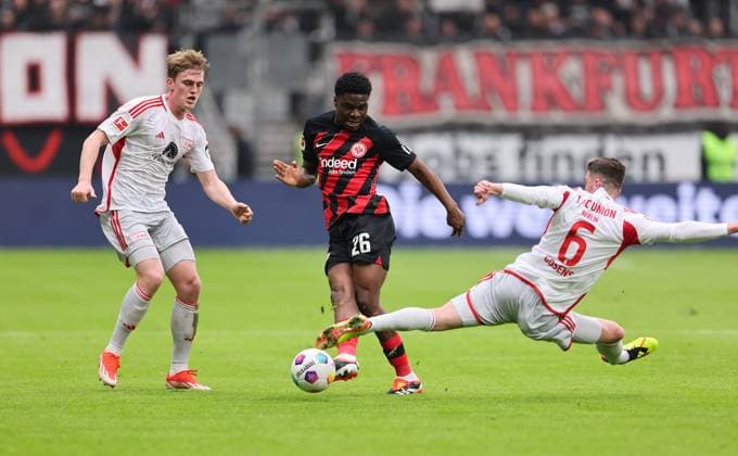 Sport Themen der Woche KW13 Sport Bilder des Tages 30.03.2024, Fussball Bundesliga, Eintracht Frankfurt - 1. FC Union Berlin, emonline, emspor, v.l., Mikkel Kaufmann (1. FC Union Berlin), Junior Dina Ebimbe (Eintracht Frankfurt), Robin Gosens (1. FC Union Berlin) DFL DFB REGULATIONS PROHIBIT ANY USE OF PHOTOGRAPHS AS IMAGE SEQUENCES AND OR QUASI-VIDEO. xdcx *** 30 03 2024, Soccer Bundesliga, Eintracht Frankfurt 1 FC Union Berlin, emonline, emspor, v l , Mikkel Kaufmann 1 FC Union Berlin , Junior Dina Ebimbe Eintracht Frankfurt , Robin Gosens 1 FC Union Berlin DFL DFB REGULATIONS PROHIBIT ANY USE OF PHOTOGRAPHS AS IMAGE SEQUENCES AND OR QUASI VIDEO xdcx Copyright: HMBxMedia