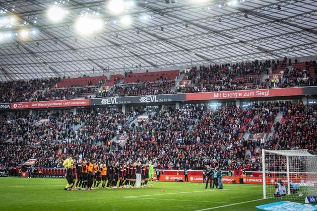 Sport Themen der Woche KW13 Sport Bilder des Tages DFL 1, Bayer 04 Leverkusen - TSG Hoffenheim, 30.03.2024 Die Mannschaft aus Leverkusen feiert den Sieg mit den Fans; Bayer 04 Leverkusen -TSG Hoffenheim an Spieltag 27 der 1. Fussball-Bundesliga am 30.03 2024 in der BayArena in Leverkusen. DFL REGULATIONS PROHIBIT ANY USE OF PHOTOGRAPHS AS IMAGE SEQUENCES AND OR QUASI-VIDEO. *** DFL 1, Bayer 04 Leverkusen TSG Hoffenheim, 30 03 2024 The team from Leverkusen celebrates the victory with the fans Bayer 04 Leverkusen TSG Hoffenheim on matchday 27 of the 1 Soccer Bundesliga on 30 03 2024 at the BayArena in Leverkusen DFL REGULATIONS PROHIBIT ANY USE OF PHOTOGRAPHS AS IMAGE SEQUENCES AND OR QUASI VIDEO Copyright: xBEAUTIFULxSPORTS AxelxKohringx