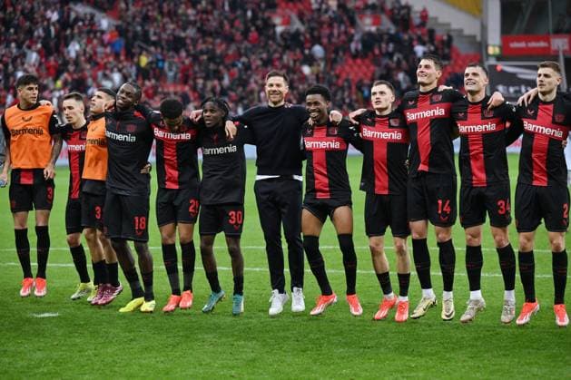 Leverkusens Spieler feiern mit Trainer Xabi Alonso (Bayer 04 Leverkusen), mi., den Sieg 30.03.2024, Fussball Saison 2023 2024, 1. Bundesliga, 27. Spieltag, Bayer 04 Leverkusen - TSG Hoffenheim Leverkusen BayArena Nordrhein Westfalen Deutschland